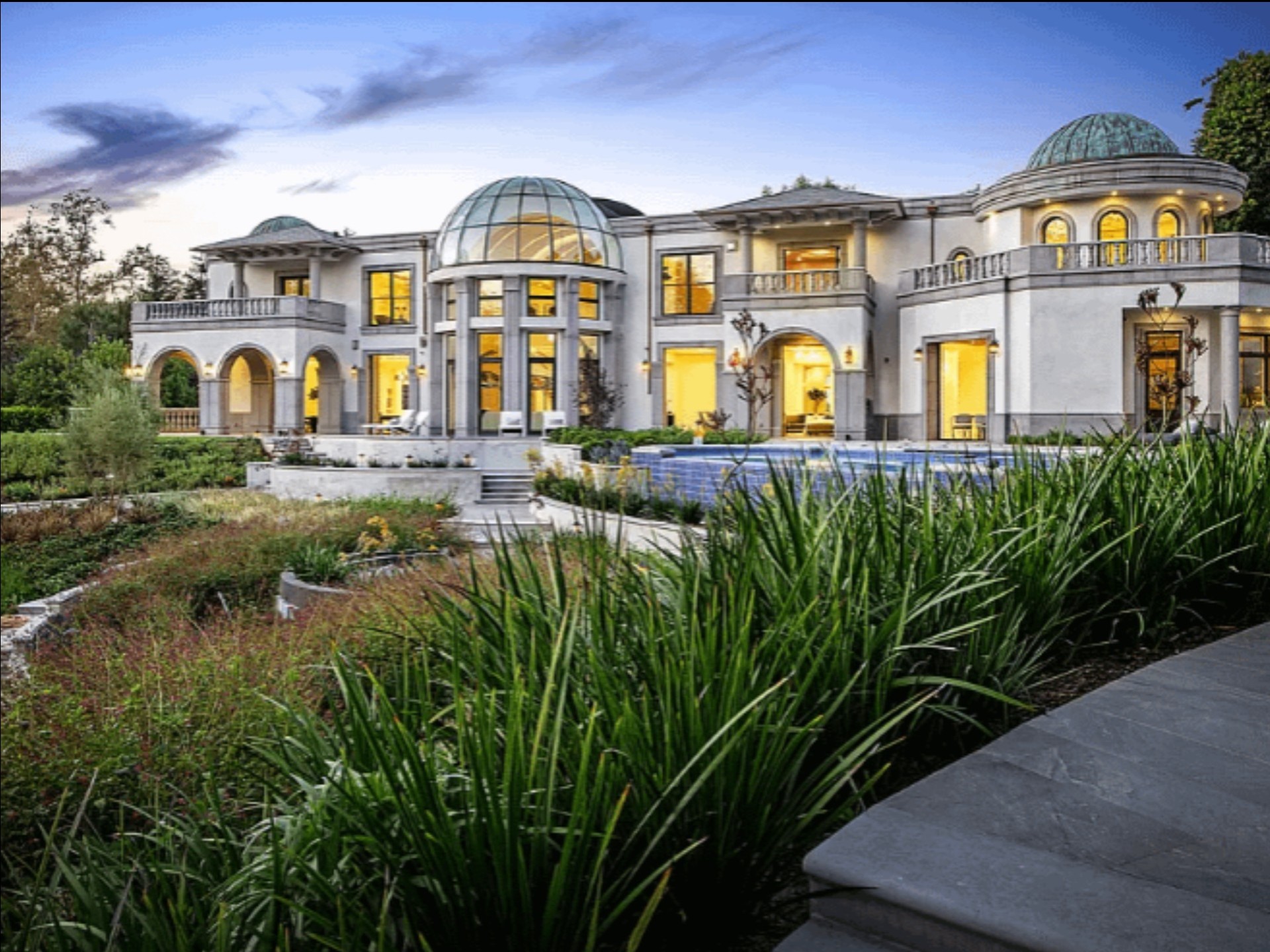 刀的洛杉矶超级别墅,用来接待客人的副楼放在别处已经是一座独立豪宅