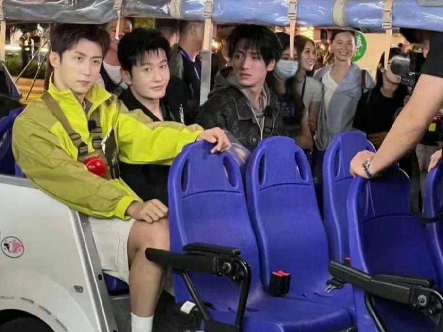 有请荣获人类最会走路奖的黄景瑜和他的大哥黄晓明出场