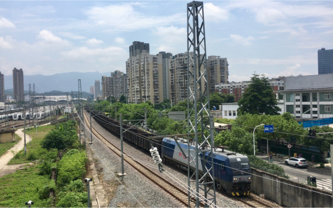 南局福段 hxd1c-0860牵引一列空敞车(或铁矿粉)昌福线上行快速路过