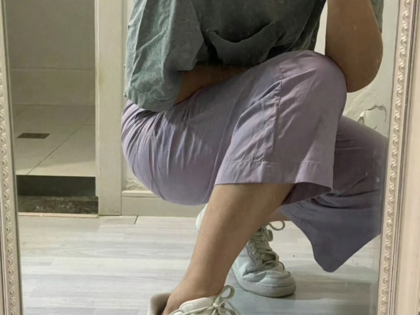女朋友不爱穿衣服,就只爱光着身体的光着脚穿着24大码的nike af1空军