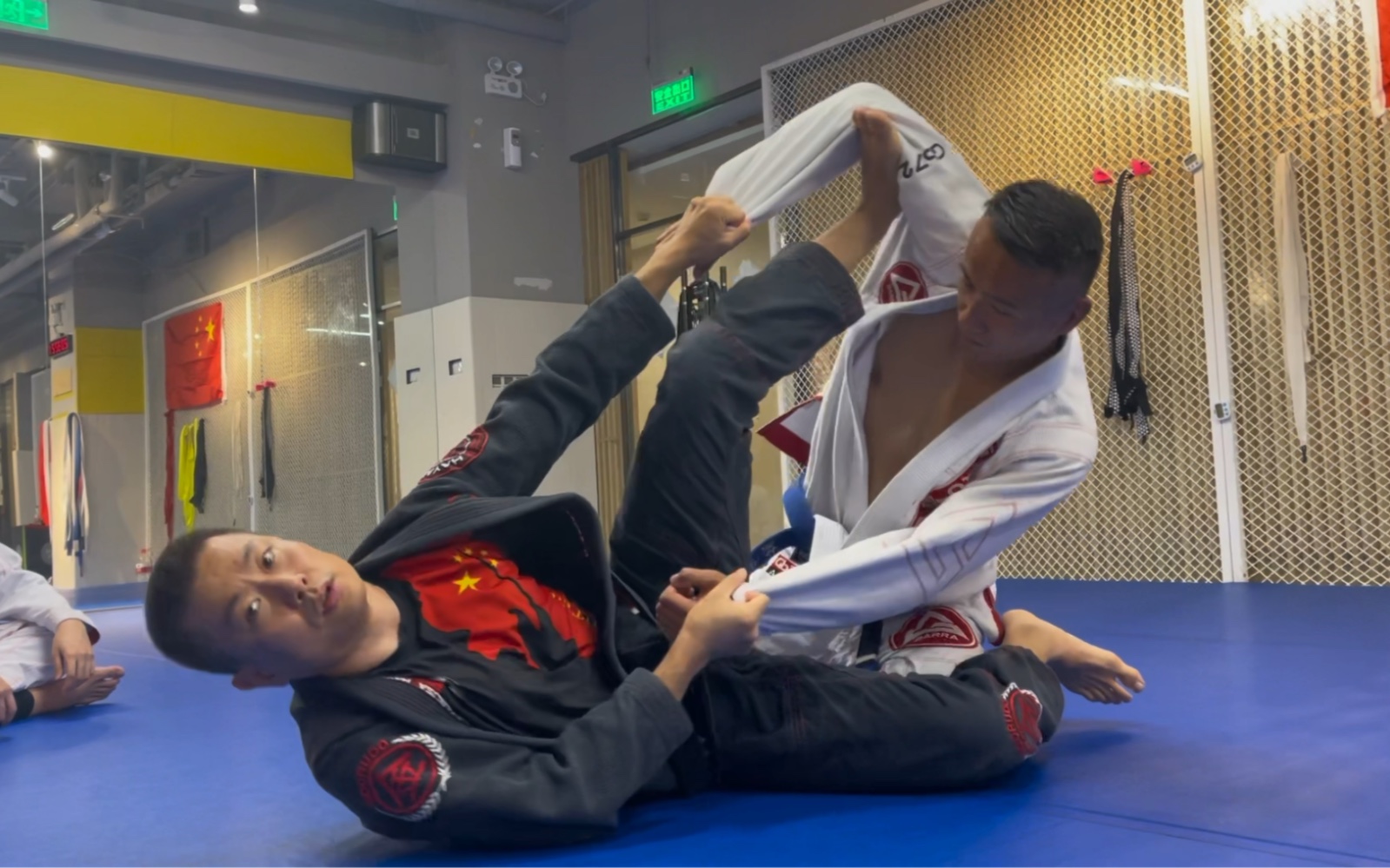 巴西柔术 黑带郝俊教练讲授示范如何使用花扫技术实现更有利的骑乘