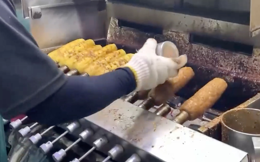 冬日必备·美食御寒季:街头小吃豪华版烤鸟蛋5颗一串一串卖12元每天能