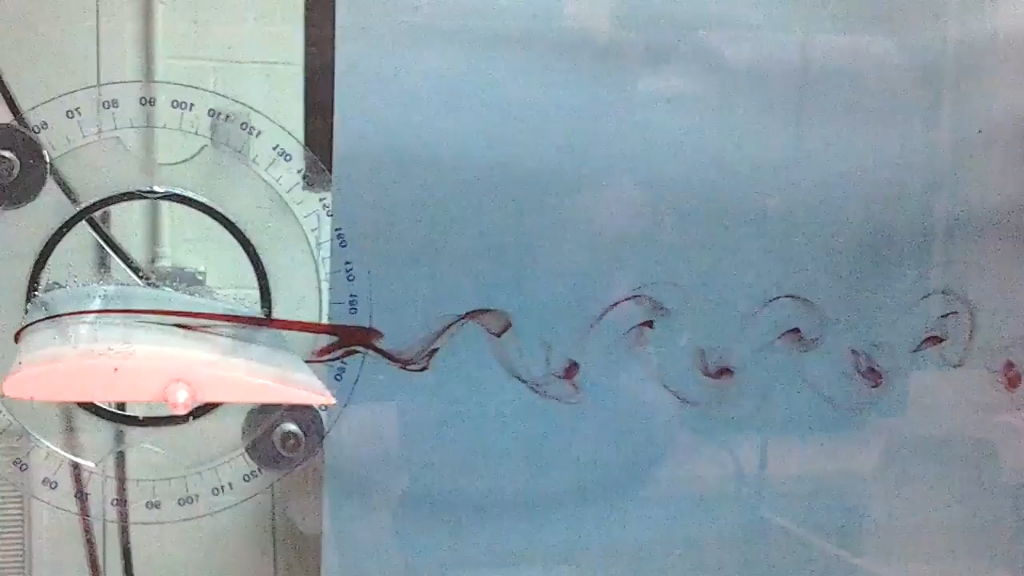 卡门涡街是由机翼后方流体的不稳定分离流动产生的.