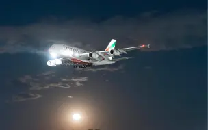 Скачать видео: 阿联酋大胖A380夜中落地北京