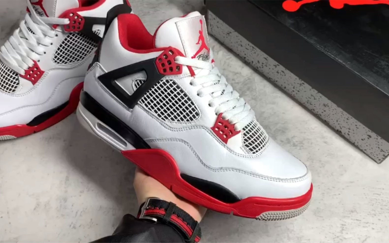 aj4白红 火焰红