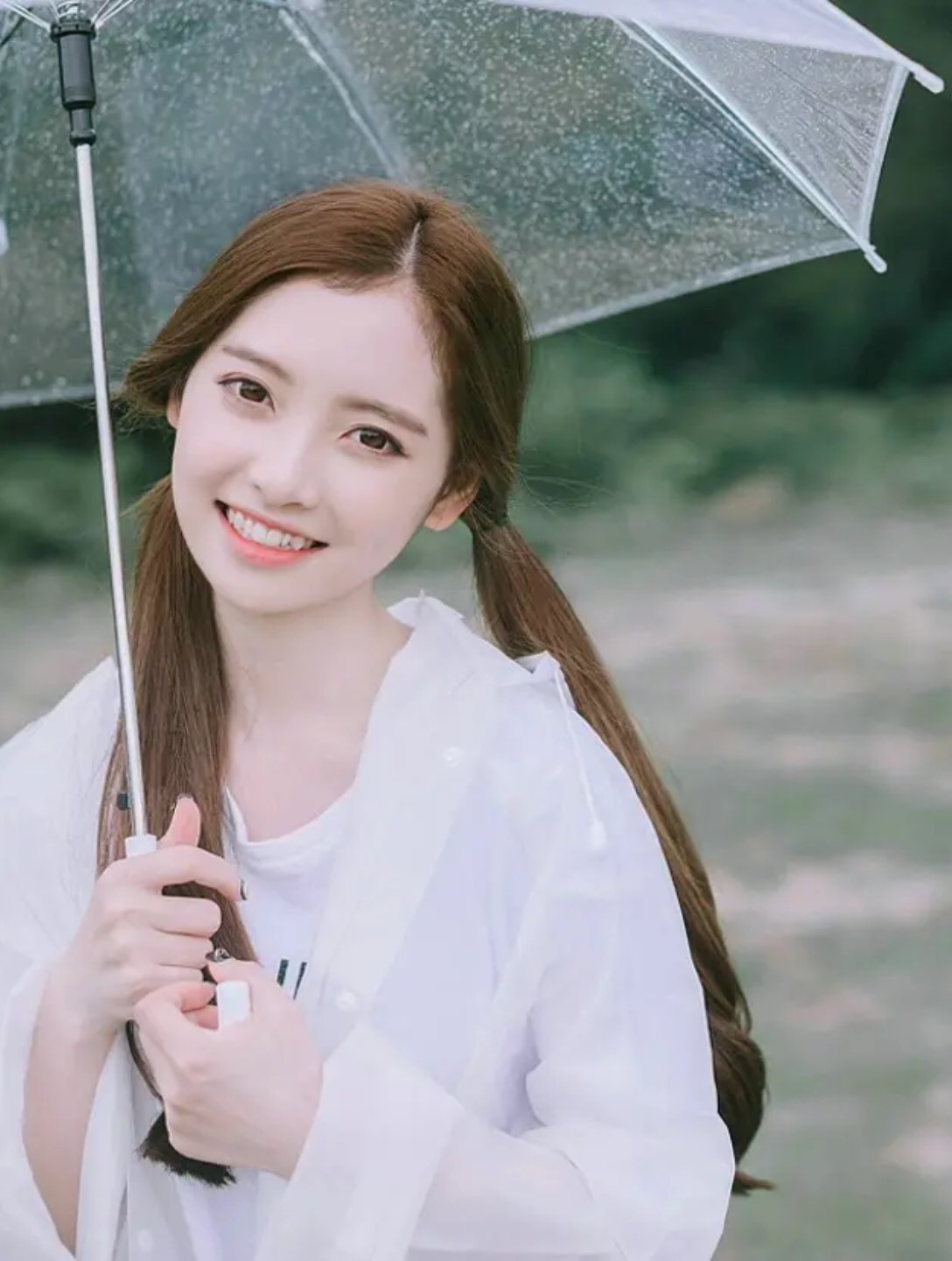 活动作品雨天俏丽女生户外优雅甜美迷人唯美写真