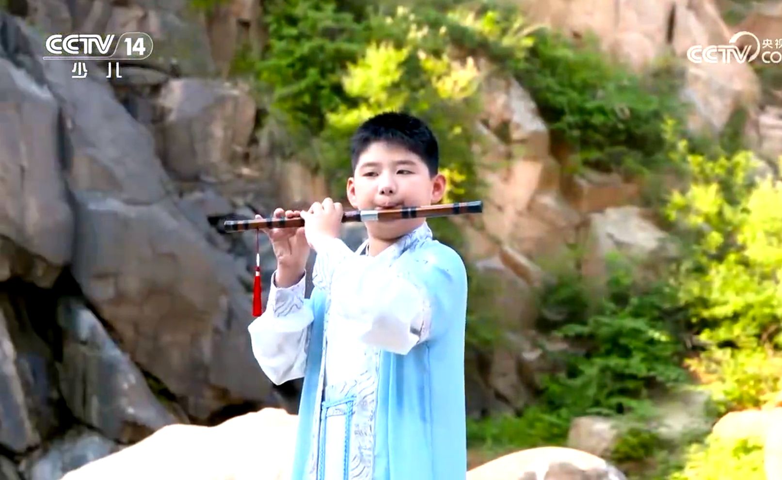 不愧是英雄出少年,一起听小朋友精彩笛子独奏,把孩子们听嗨了