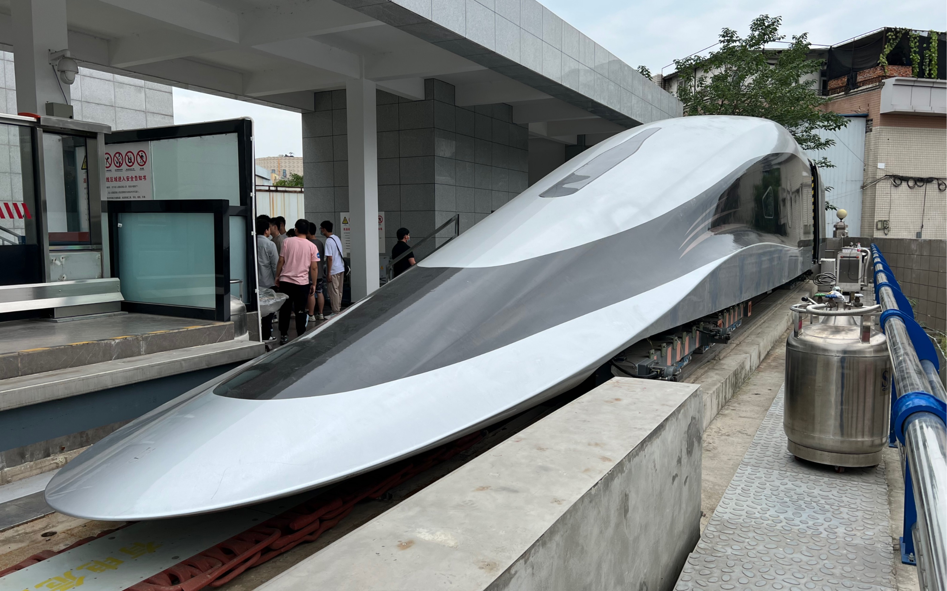 西南交通大学高温超导高速磁浮列车试验线运转