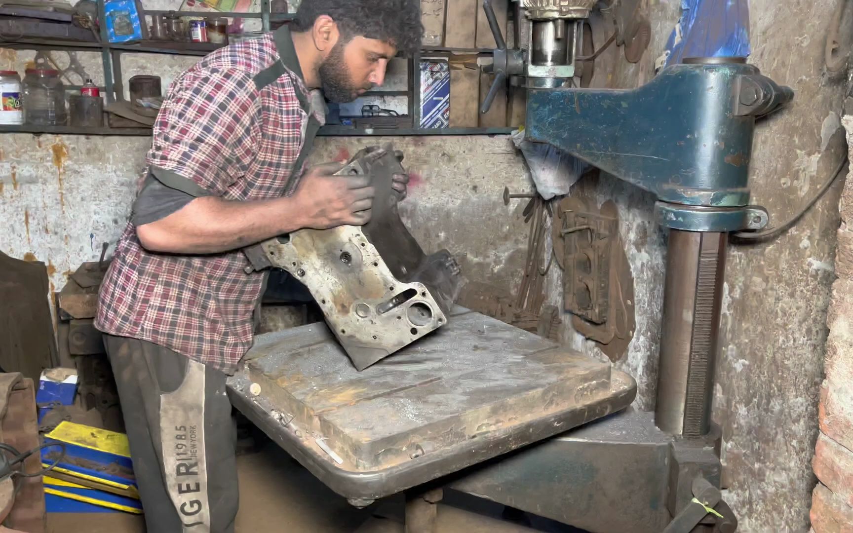 看巴铁纯手工修复损坏发动机缸体