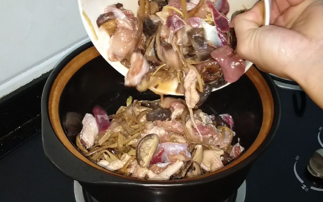 [图]爱吃鸡？试试这个砂锅鸡煲，不用一滴水，香味四溢，柔柔吃得欢！