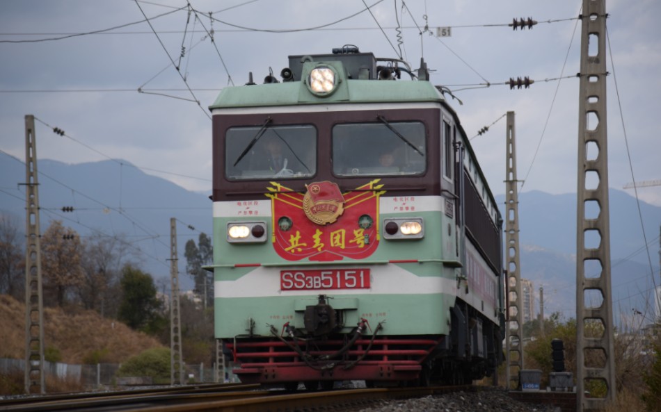 由韶三b5151牵引的5633次列车