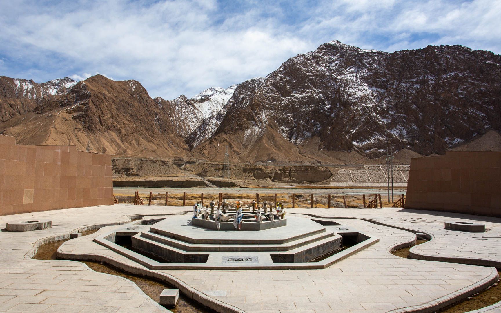 在昆仑山喝圣泉水