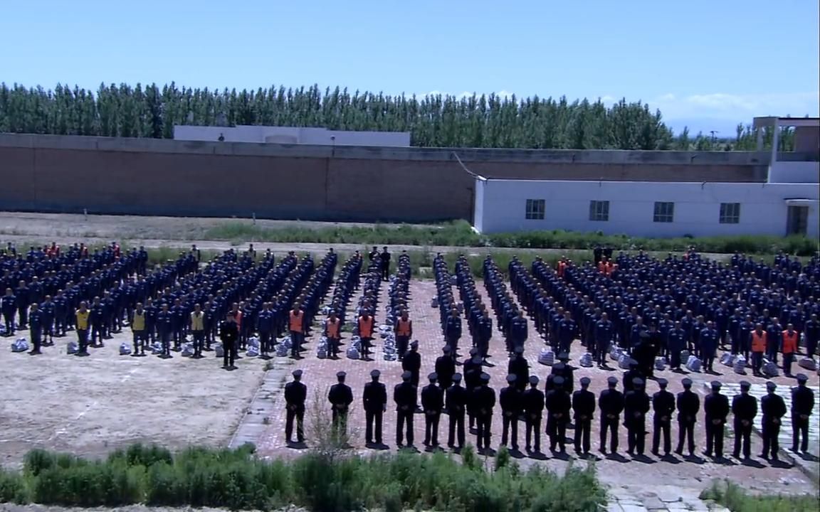 监狱搬迁,上千名在押人员转移,武警持枪护送,震撼!