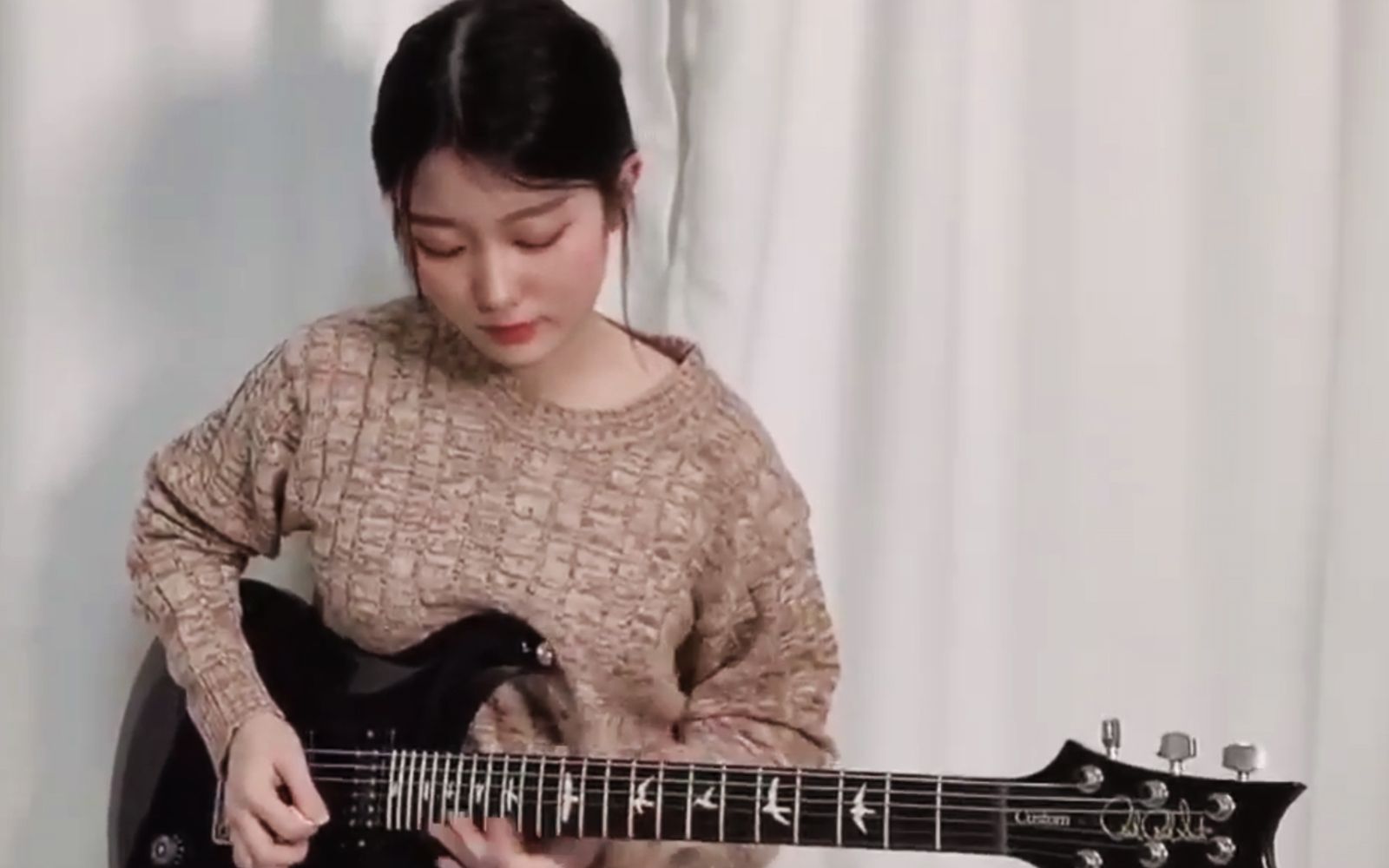 [图]小姐姐吉他翻弹加州旅馆Hotel California｜Yujin Guitar