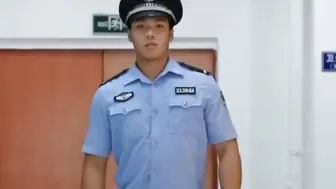 Video herunterladen: 警院时装周，警校生的帅气穿搭