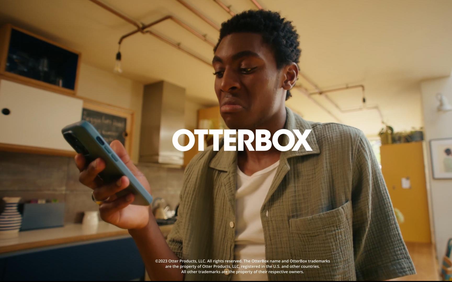 OtterBox | iPhone 15 炫彩几何Symmetry+系列防摔测试~哔哩哔哩bilibili