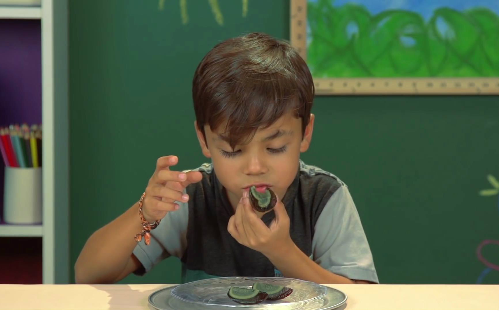 中字笑喷外国小朋友试吃中国皮蛋高biger字幕组