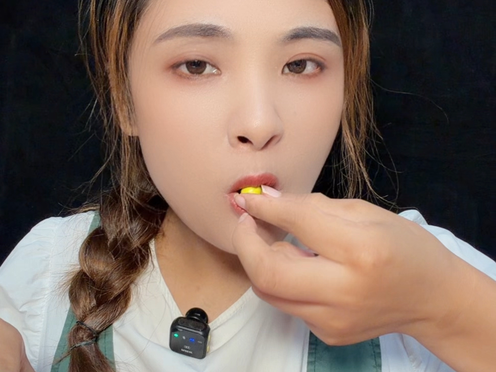 这个不是虫子，是彩色巧克力豆