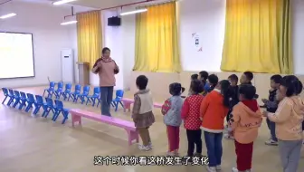 小班体育游戏《有趣的大公鸡》