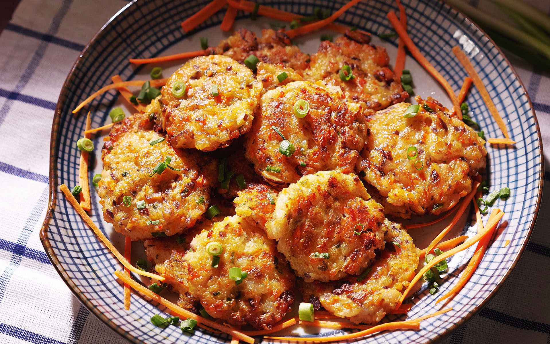 【香煎虾饼】@味蕾时光 虾饼这样最美味 外酥里嫩有妙招 入口生香不得