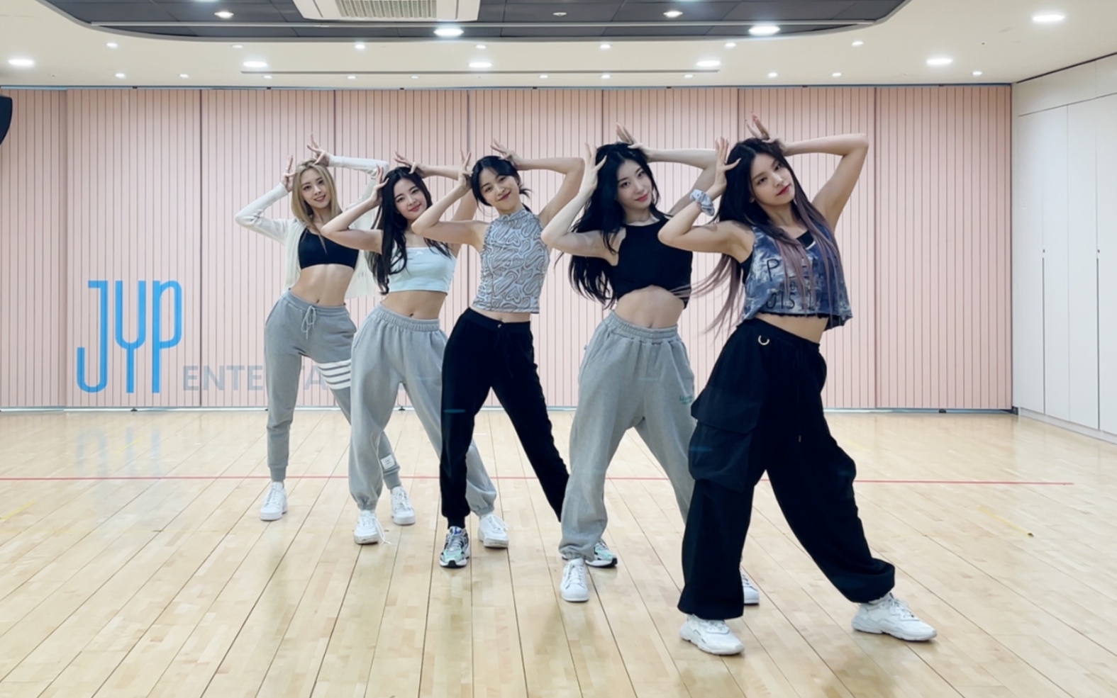 [图]【ITZY】"SNEAKERS" 舞台开麦版练习室