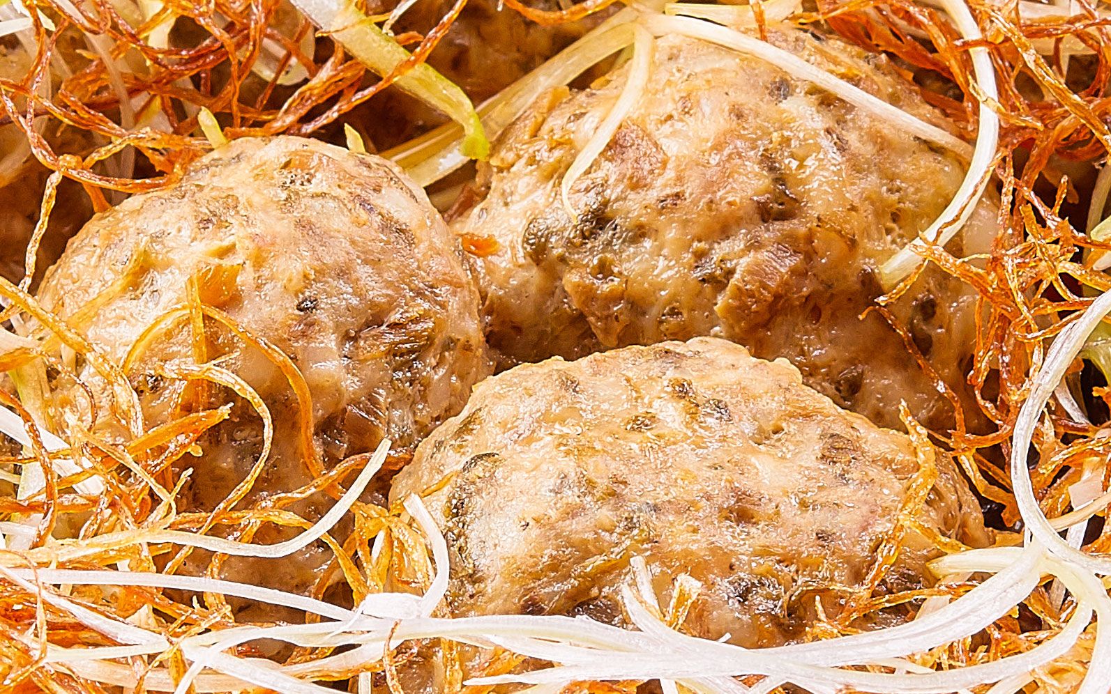 【客家梅菜肉丸】这颗一百昏的肉丸,让你吃着碗里,看着锅里!