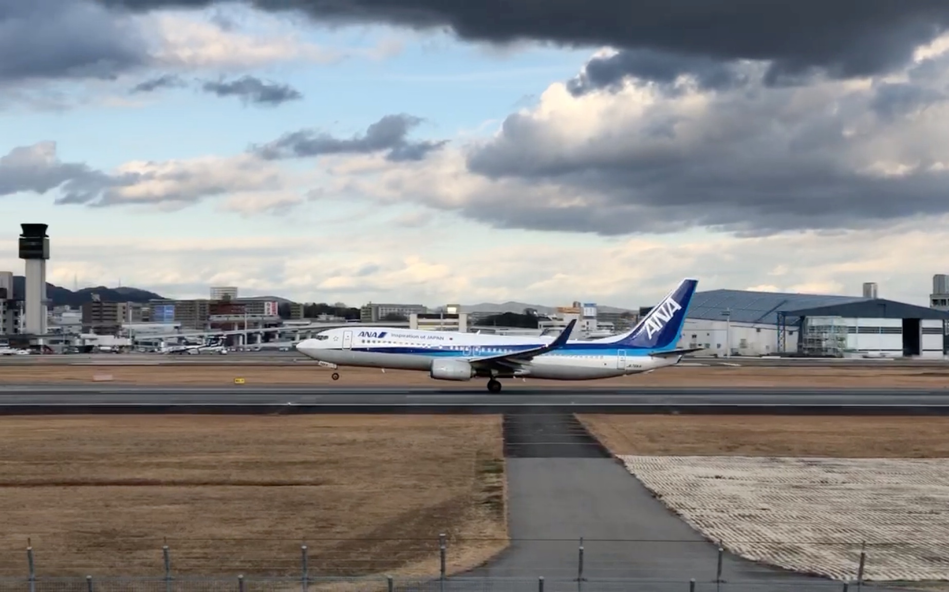全日空波音737-800大阪伊丹空港起飞