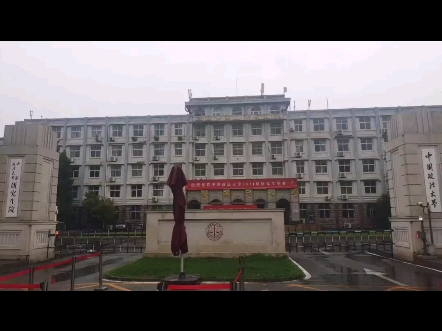今天北京雷雨天气小伙伴们出行注意安全,带大家参观一下雨中的中国政