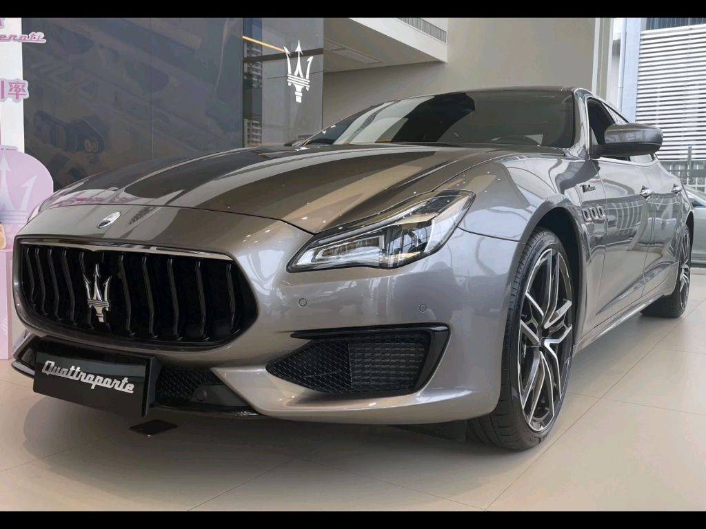 玛莎拉蒂总裁22款 430马力四驱版 西装暴徒yyds