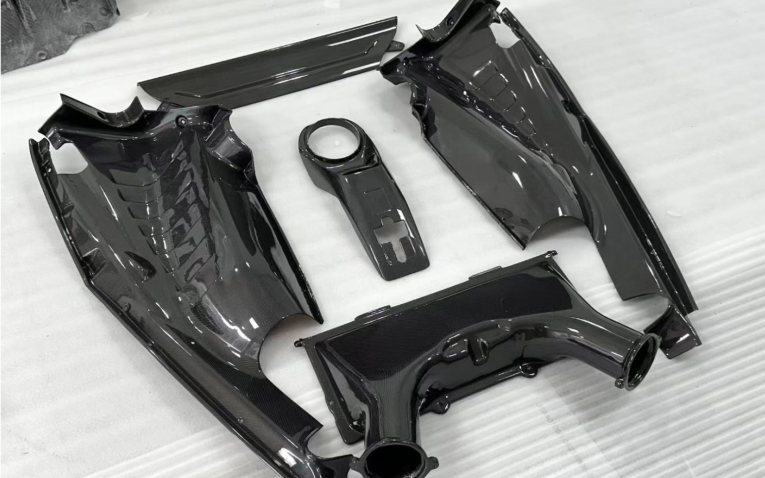 法拉利ferrari 488 gtb 干碳纤维发动机盖板 引擎盖板 引擎罩 碳纤维