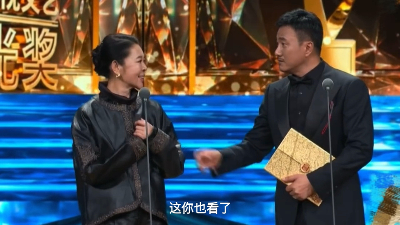 倪萍胡军在飞天奖说了段相声 一捧一逗还挺默契！！
