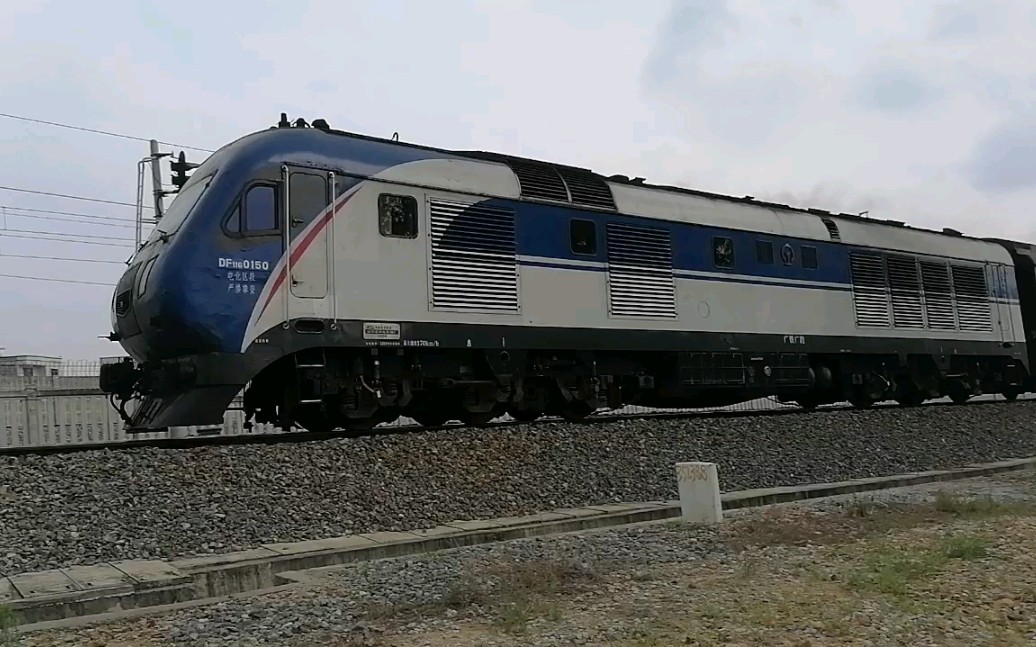 快速通过的东风11g动车组