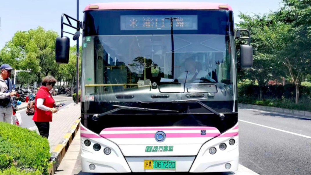 (闵行客运)上海浦江17路(原闵行社区巴士)公交车出易初莲花(江月路