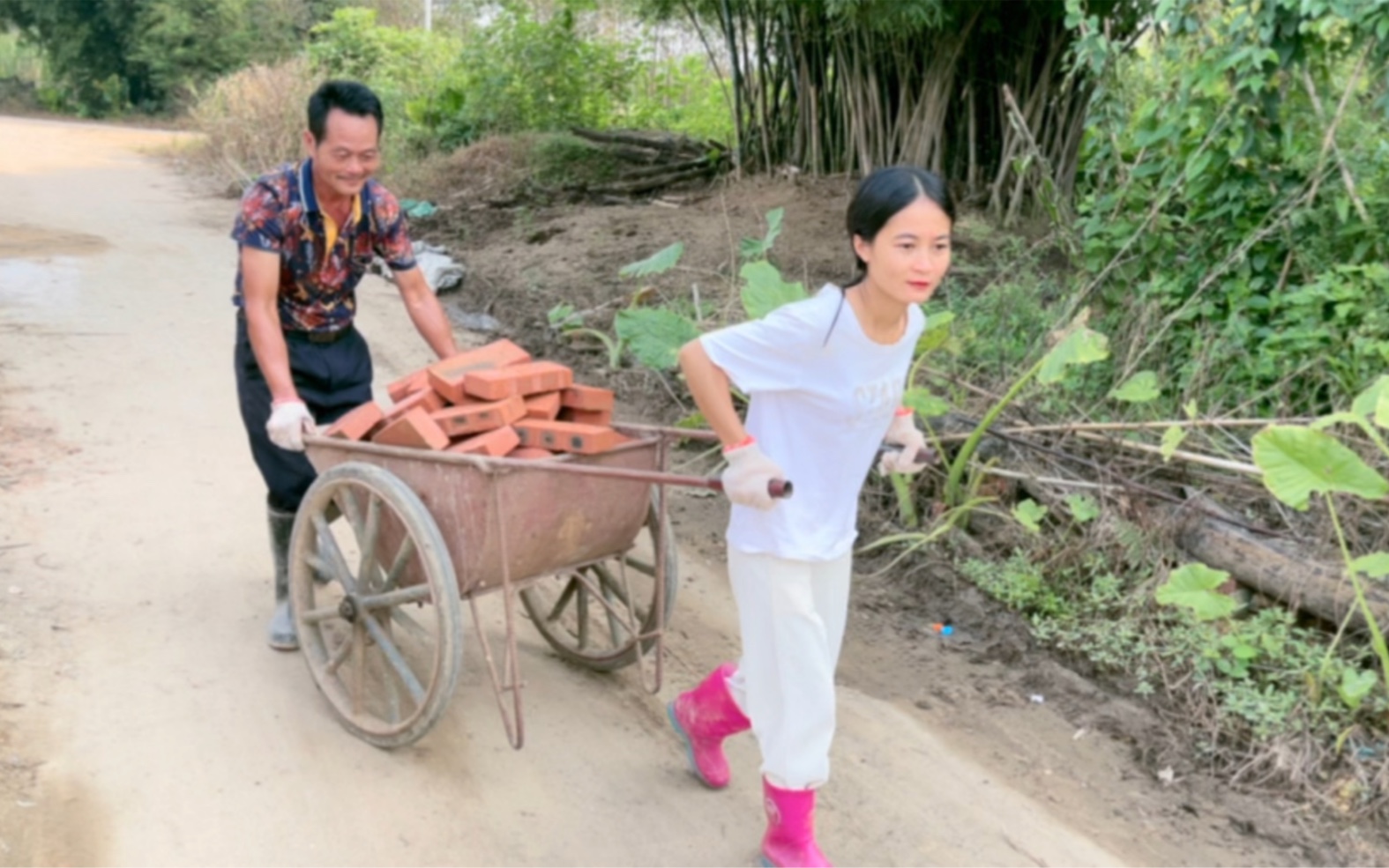 [图]爸爸叫小凤去他公司上班，7000一个月包吃住，纠结到底要不要去