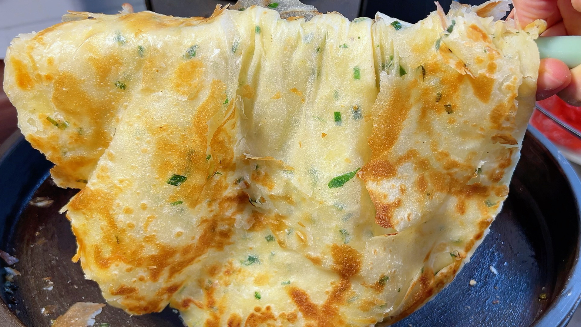 葱油饼这个做法绝了，告诉你关键两点，外酥里软，层层分明
