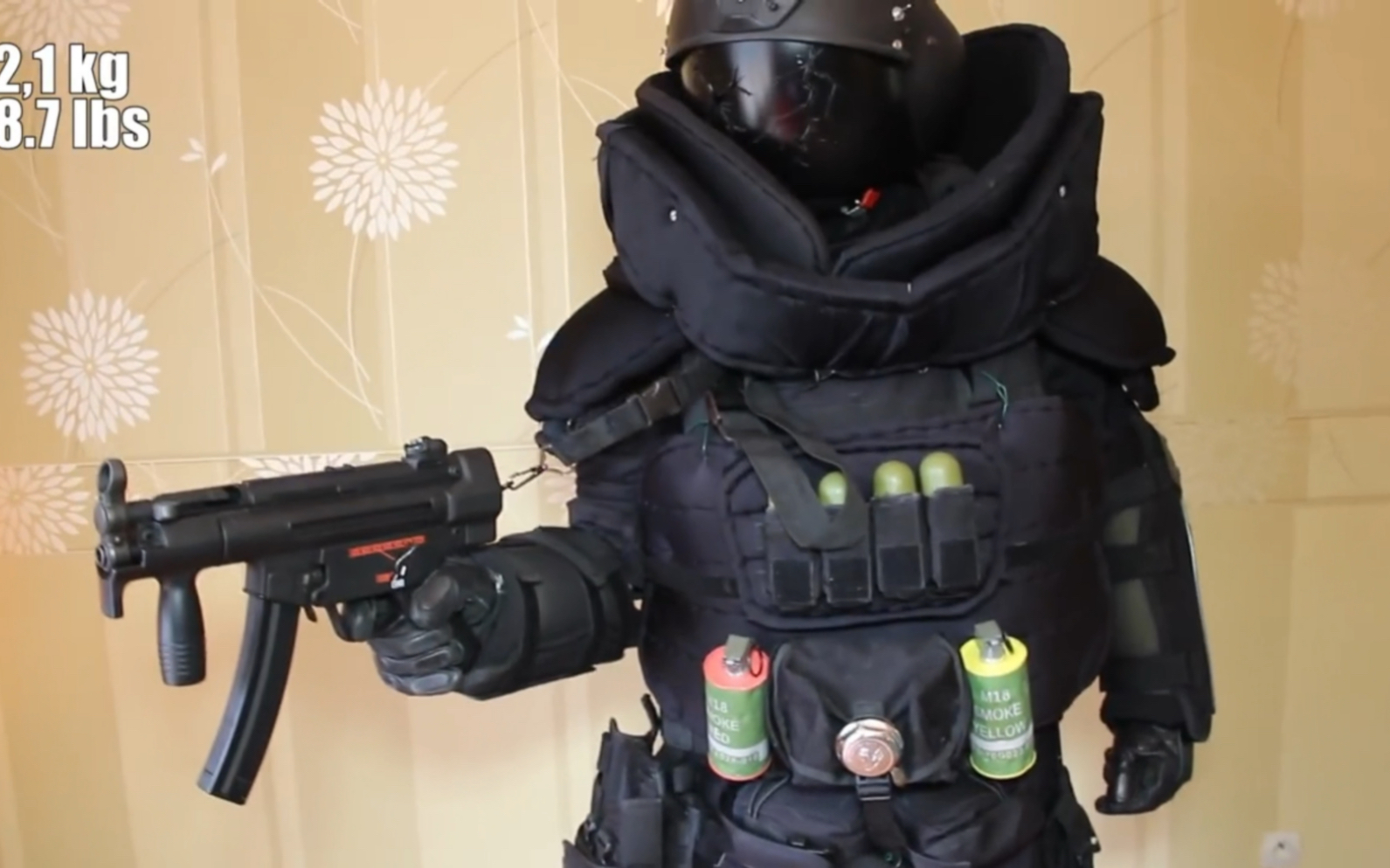 巨力战甲防暴士兵战术穿搭展示,穿甲一小时战斗五分钟.