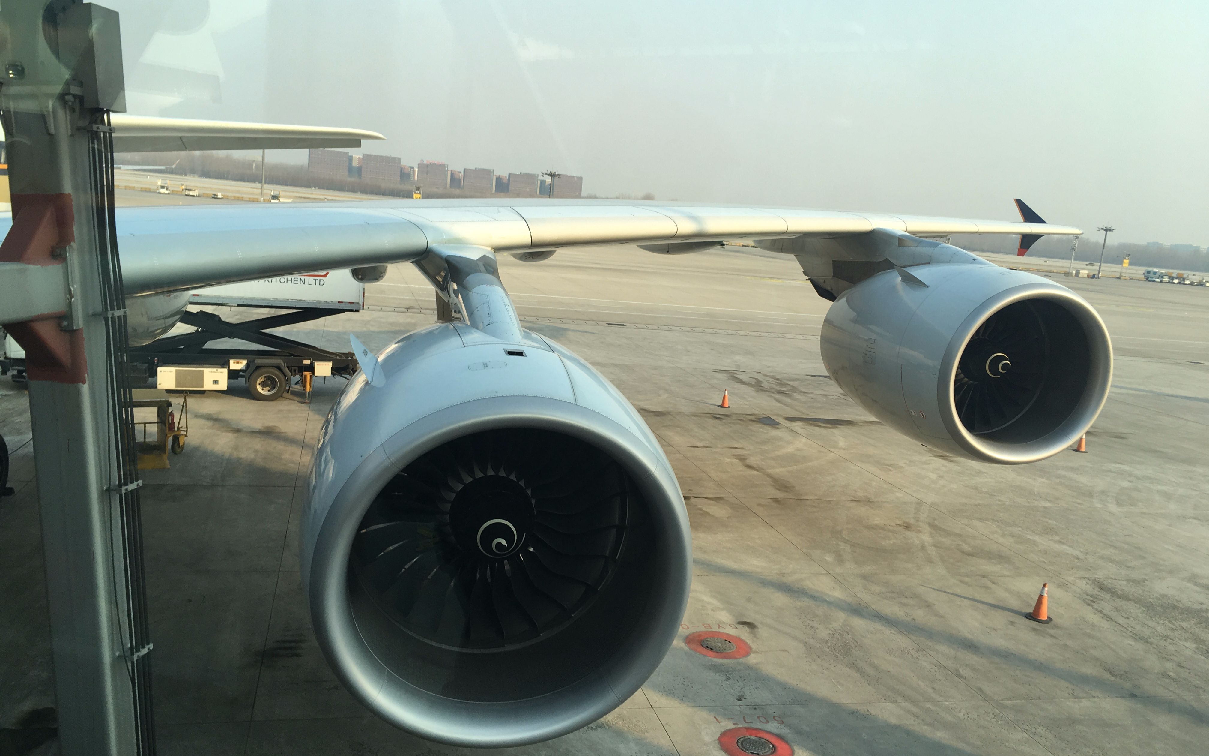 a380客机雨中起飞吹水