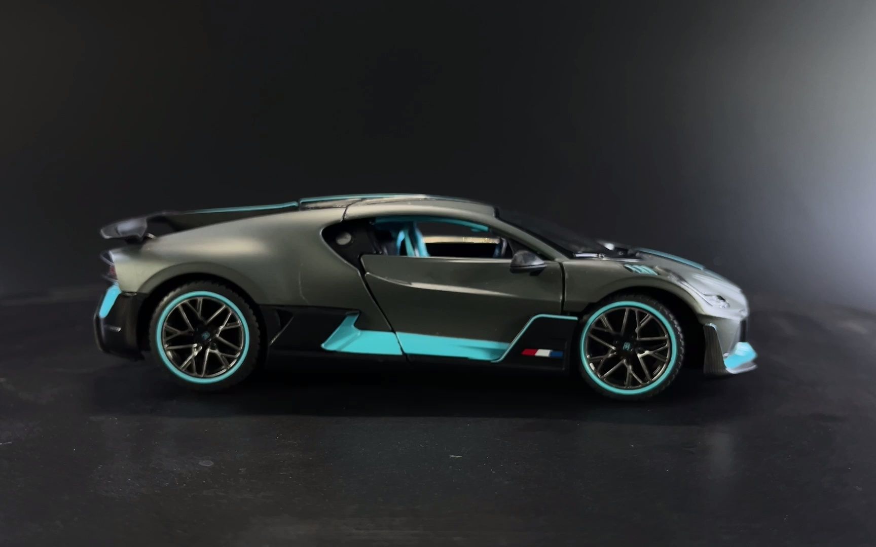 从多维度视觉看弯道之王布加迪迪沃,只需一眼就足以让人深陷其中!