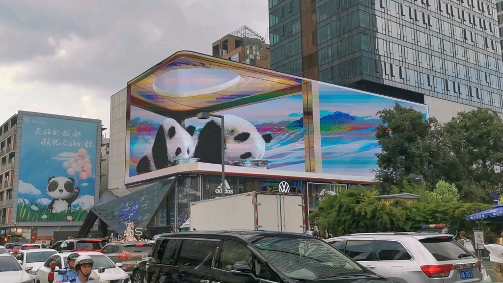 【打卡】成都太古里裸眼3d屏幕