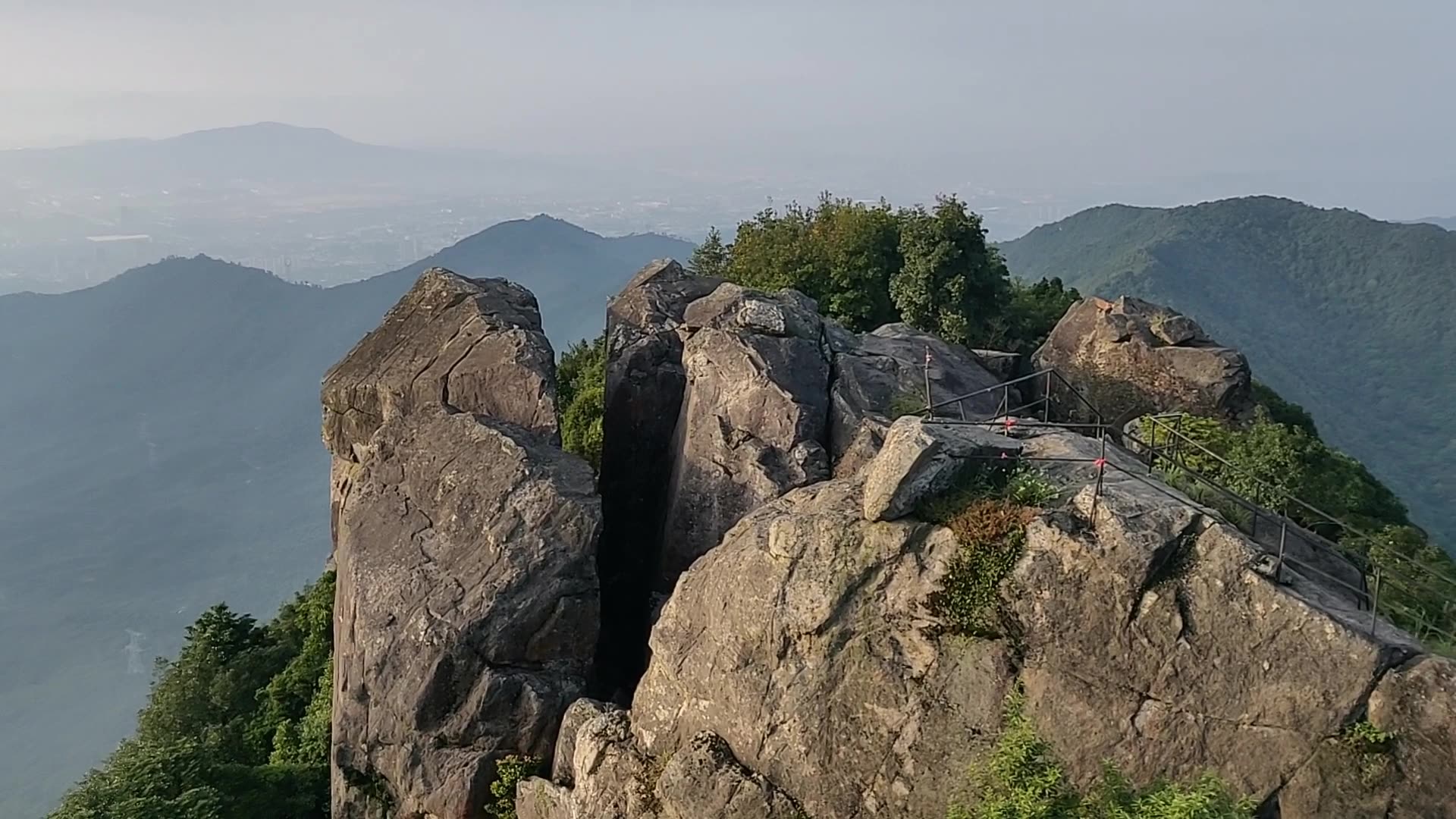 厦门仙灵棋山,山下停车走阶梯爬山大约一小时.