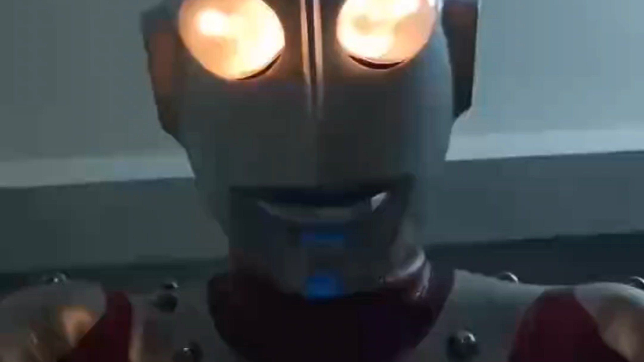宇宙超人睁开眼睛
