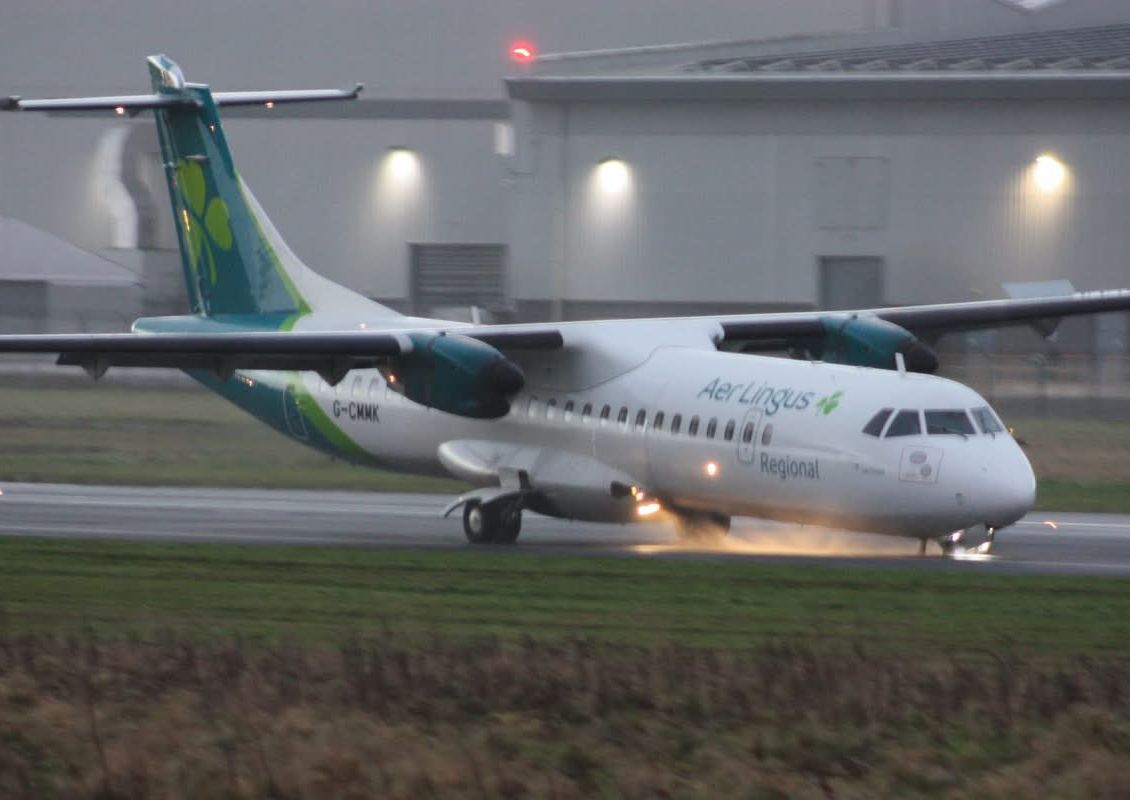 翡翠航空航空ATR72降落后前起落架坍塌,机头触地火花四溅哔哩哔哩bilibili