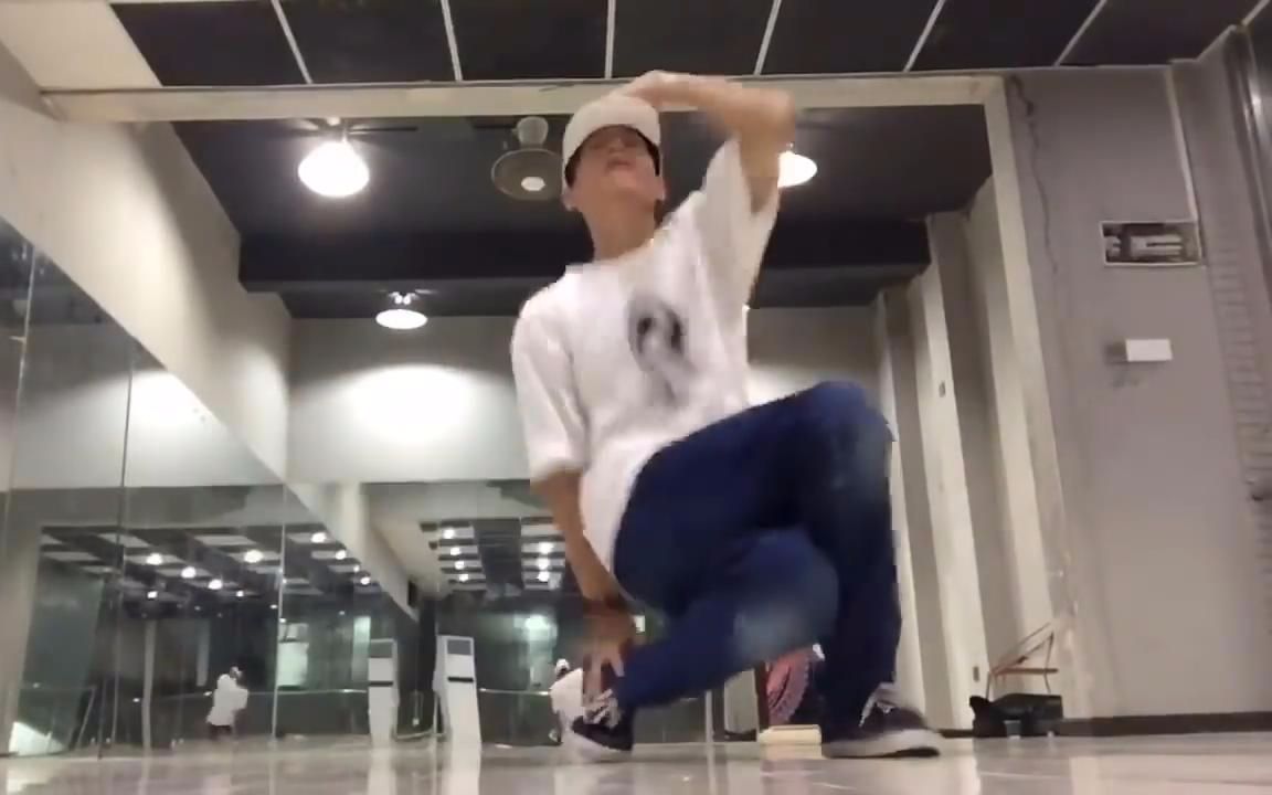 [图]【Breaking】100种Footwork变化 by HRC Bboy SWITCH