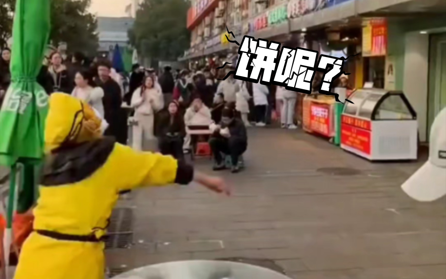 经济不好,猴哥转行卖飞饼了