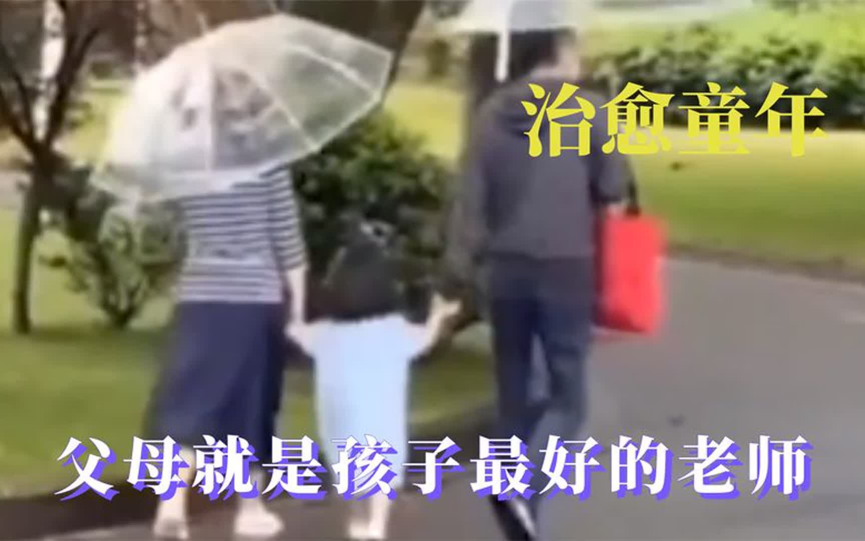 [图]被治愈一生的童年，父母就是孩子最好的老师，妈妈和孩子踩水玩耍