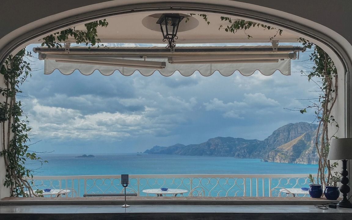 阳光温暖的盛夏,悠闲地在安静的海边咖啡馆休憩