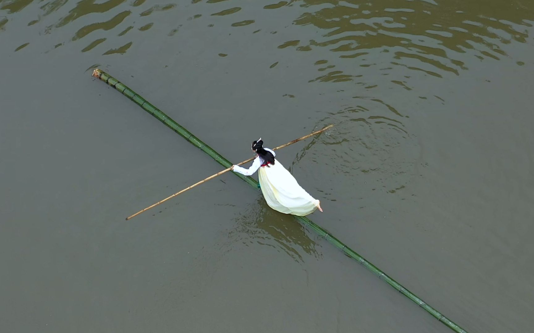 贵州这个女孩真厉害,苦练10多年,终于可以独竹水上漂