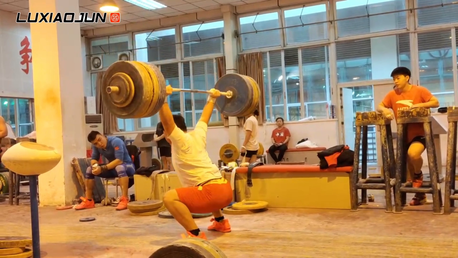 举2两的小潘 195成功,200失败.@举重高闯 这年轻人真害怕