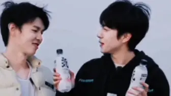 何赵  小狗盯着一博拿水回来的眼神太好磕了