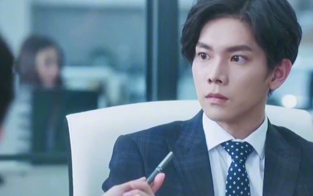 专心搞事业的书逸很有魅力,单手接笔的高仕德也很帅